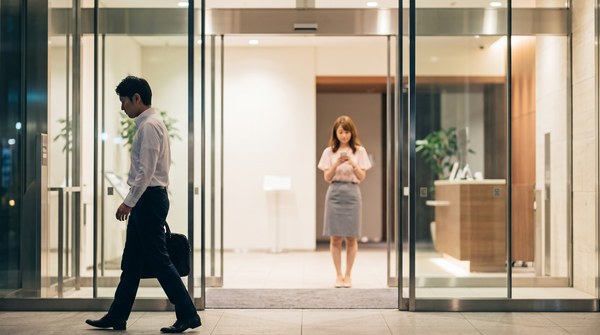 職場の同僚とバレずに関係を続けるコツ